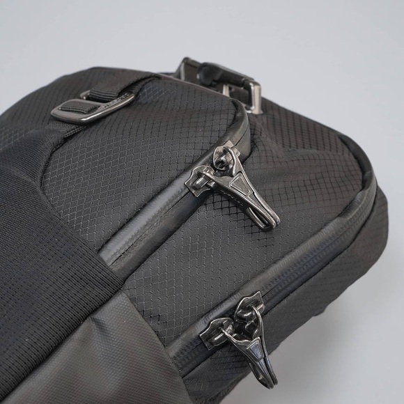 Pacsafe Black Venturesafe X Anti-Theft Backpack crossbody - Picture 11 of 11